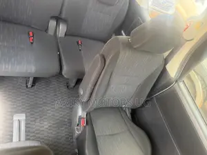 Toyota Noah 2.0 143hp AWD (7 Seater) 2011 Silver