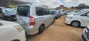 Toyota Noah 2.0 143hp AWD (7 Seater) 2011 Silver