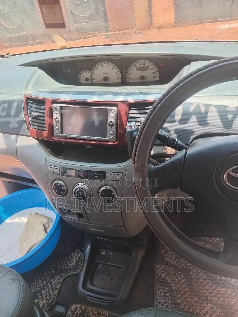 Toyota Voxy 2001 Silver