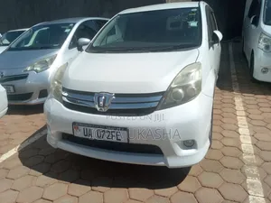 Toyota ISIS 2011 White