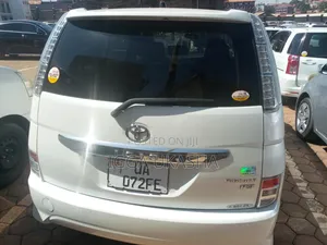 Toyota ISIS 2011 White