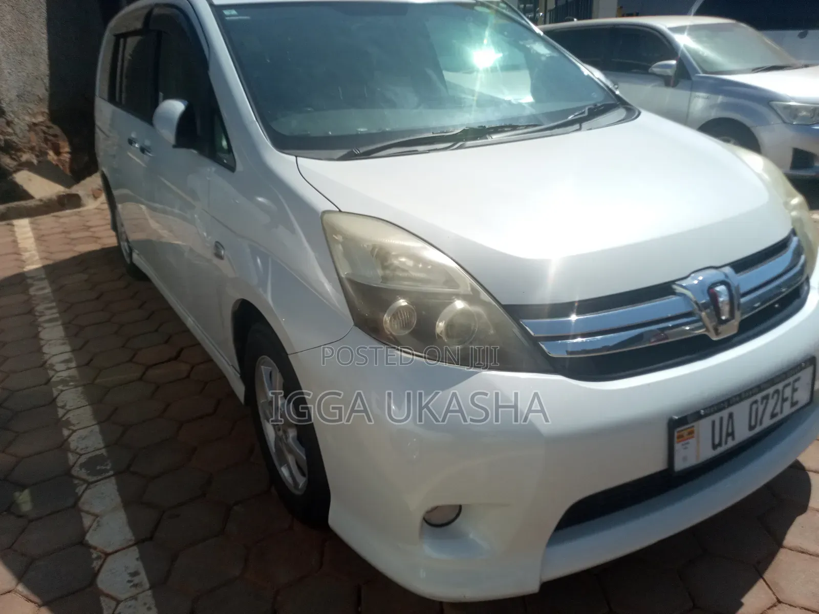 Toyota ISIS 2011 White