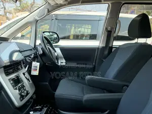 Toyota Voxy X 4WD 7-Seater 2012 Silver