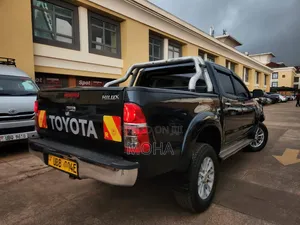 Toyota Hilux 2015 Black