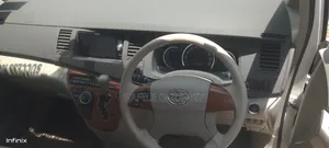 Toyota ISIS 2010 White