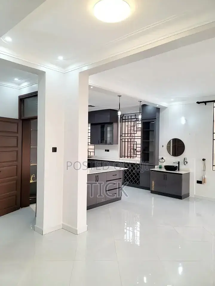 5bdrm Duplex in Muyenga, Makindye for rent