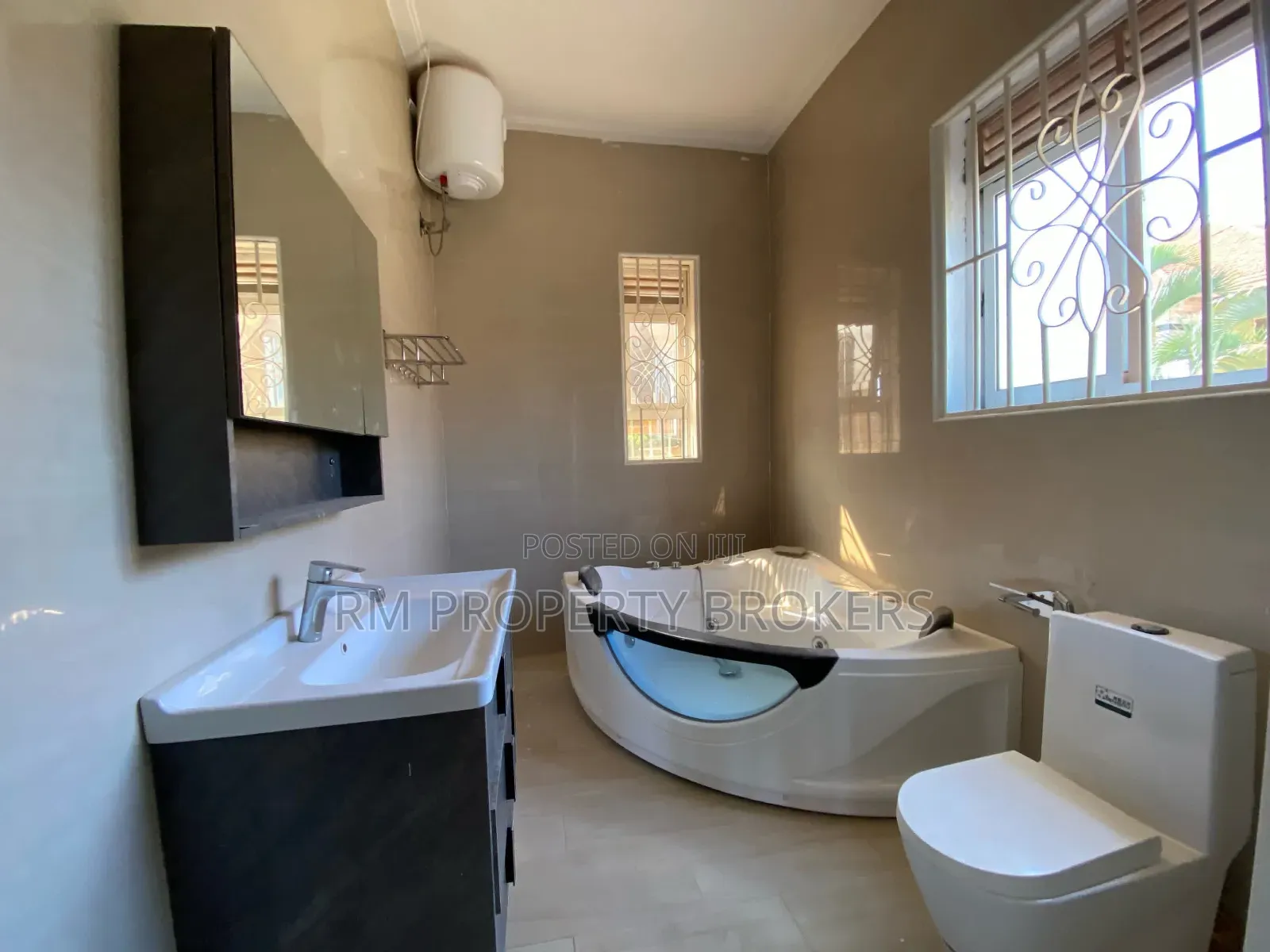 5bdrm Duplex in Lubowa, Central Division for rent
