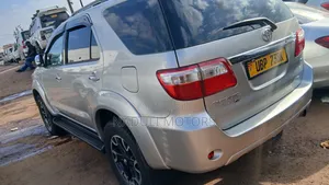 Toyota Fortuner 2011 Silver