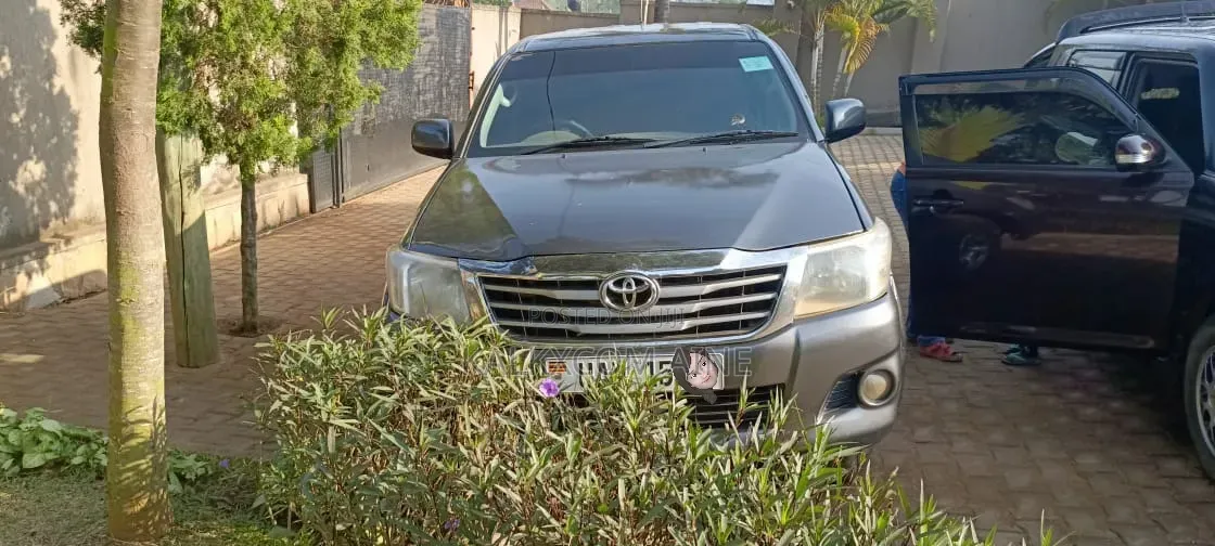 Toyota Hilux 2015 Gray
