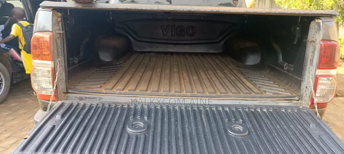Toyota Hilux 2015 Gray