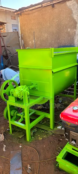 500kg Diesel Engine Powered Animal Feeds Mixer. Feeds Mixer