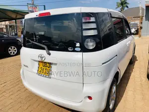 Toyota Sienta 2007