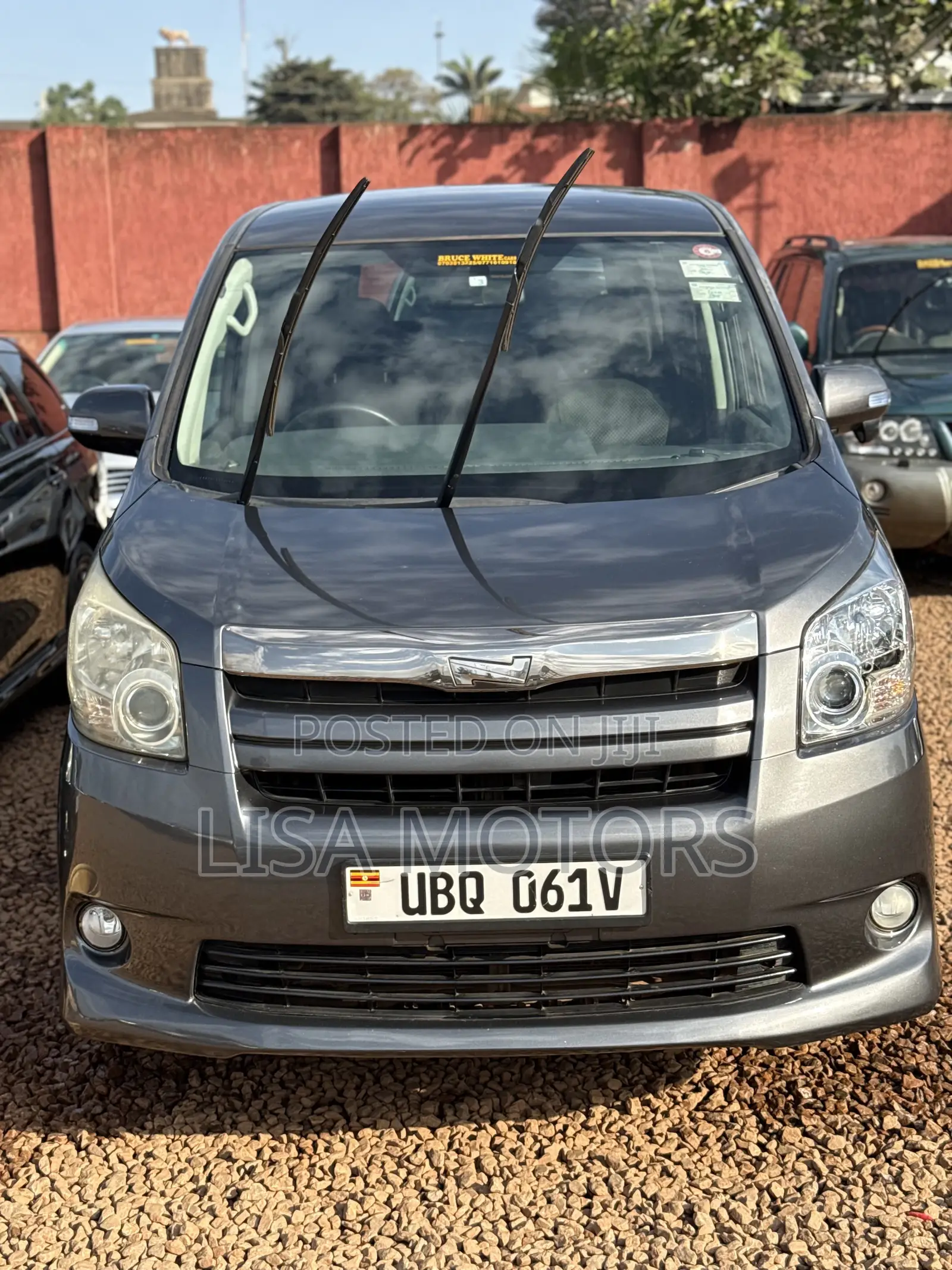Toyota Noah 2.0 143hp AWD (8 Seater) 2008 Gray