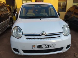 Toyota Sienta 2010 White
