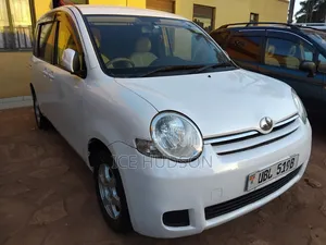 Toyota Sienta 2010 White