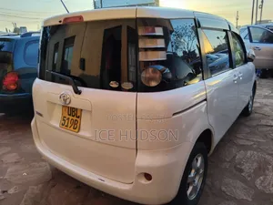 Toyota Sienta 2010 White