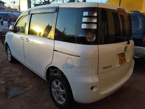 Toyota Sienta 2010 White