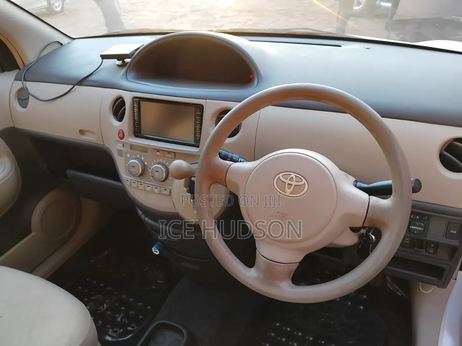 Toyota Sienta 2010 White