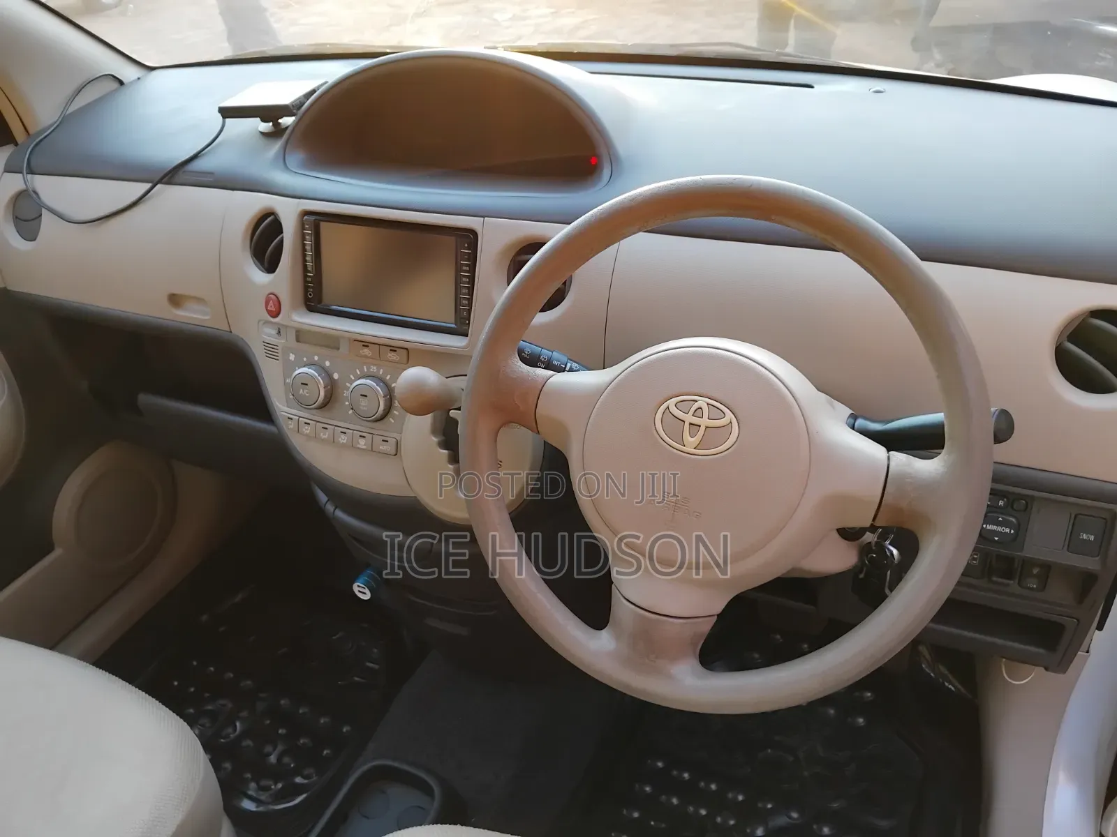 Toyota Sienta 2010 White