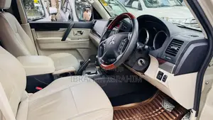 Mitsubishi Pajero 2011 Gold