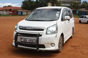 Toyota Noah 2.0 143hp FWD (8 Seater) 2010 White