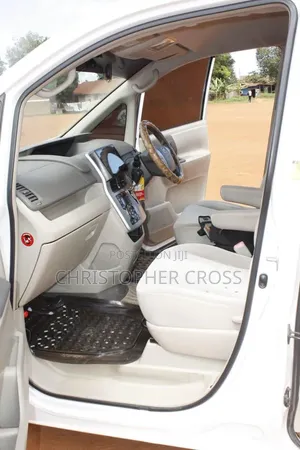 Toyota Noah 2.0 143hp FWD (8 Seater) 2010 White