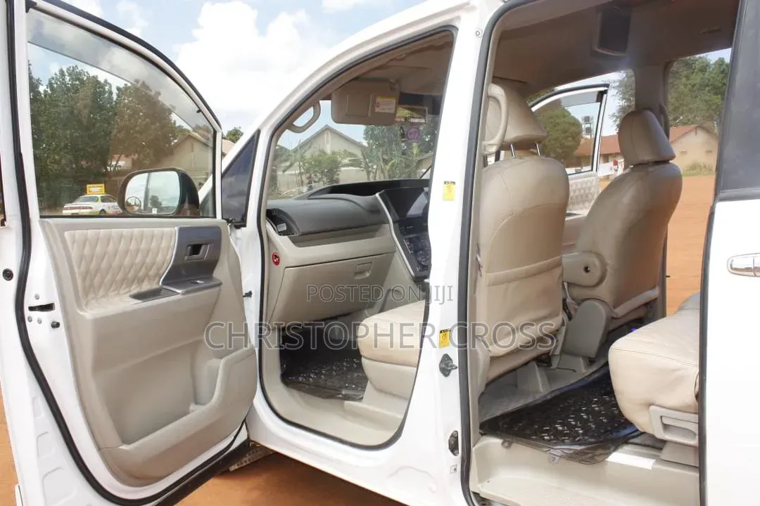 Toyota Noah 2.0 143hp FWD (8 Seater) 2010 White