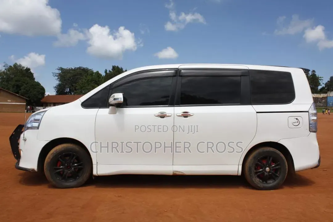 Toyota Noah 2.0 143hp FWD (8 Seater) 2010 White
