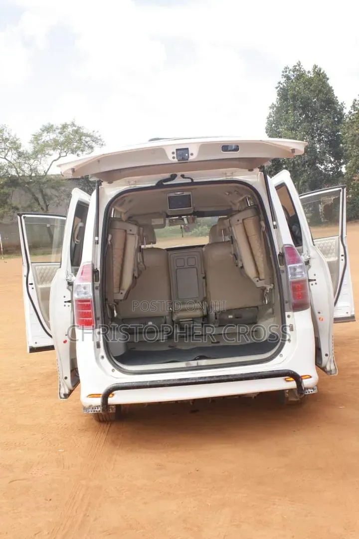 Toyota Noah 2.0 143hp FWD (8 Seater) 2010 White