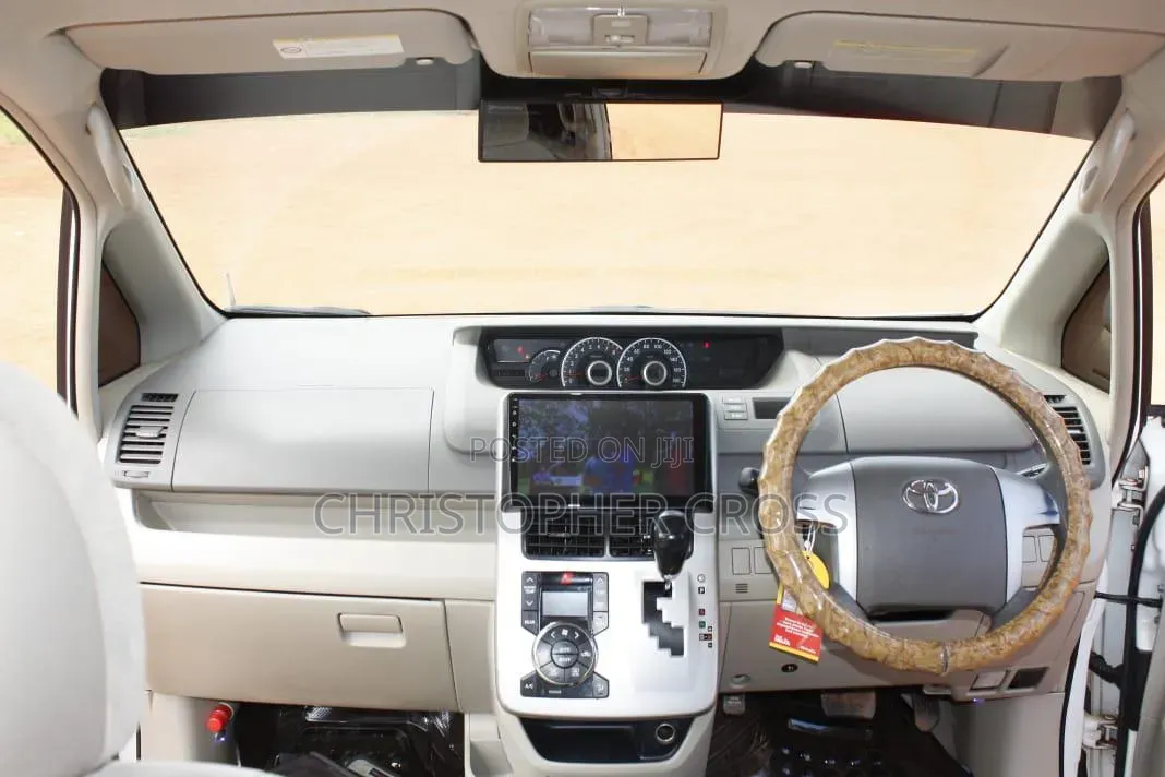 Toyota Noah 2.0 143hp FWD (8 Seater) 2010 White