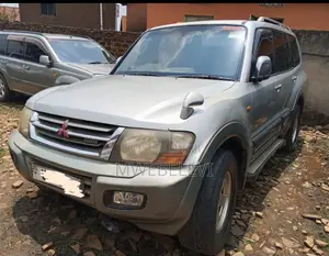 Mitsubishi Pajero 2000 Silver