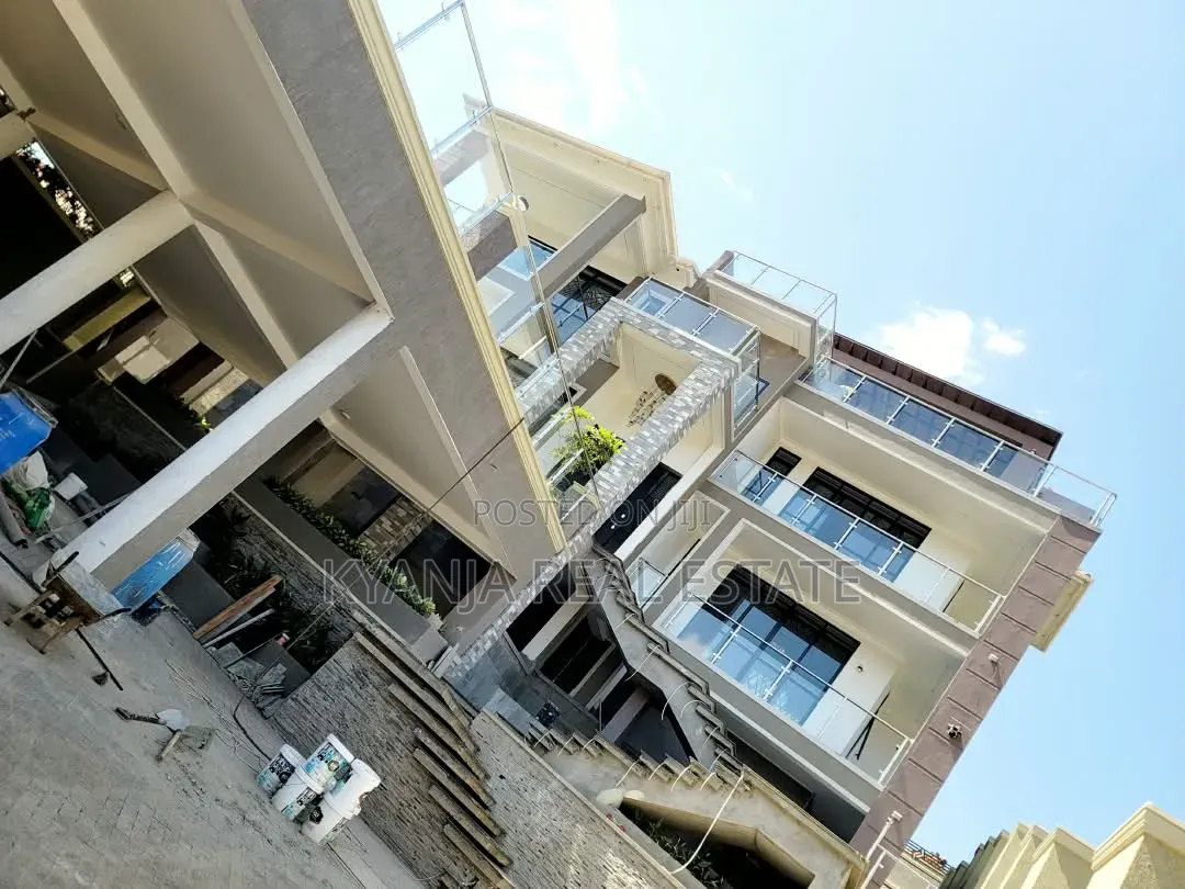 7bdrm Mansion in Lubowa Estates, Wakiso / Wakiso for sale