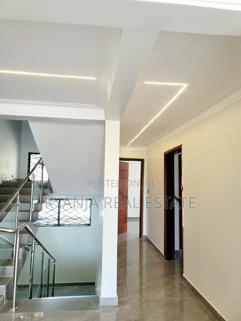 7bdrm Mansion in Lubowa Estates, Wakiso / Wakiso for sale