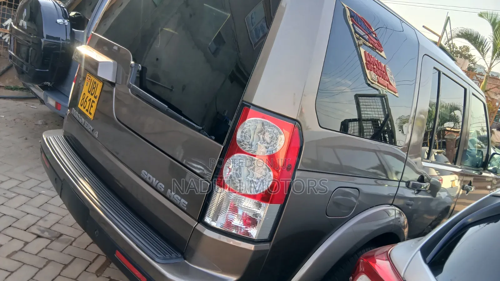Land Rover Discovery 2012 Gold