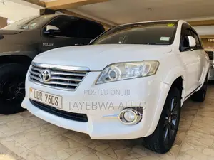Toyota Vanguard 2011 White