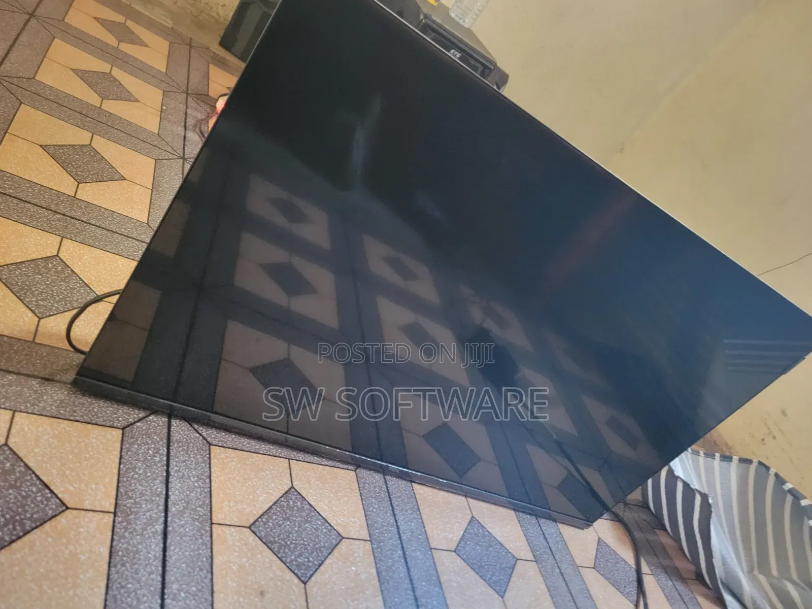TCL Smart TV 32inch Still in Good Condition