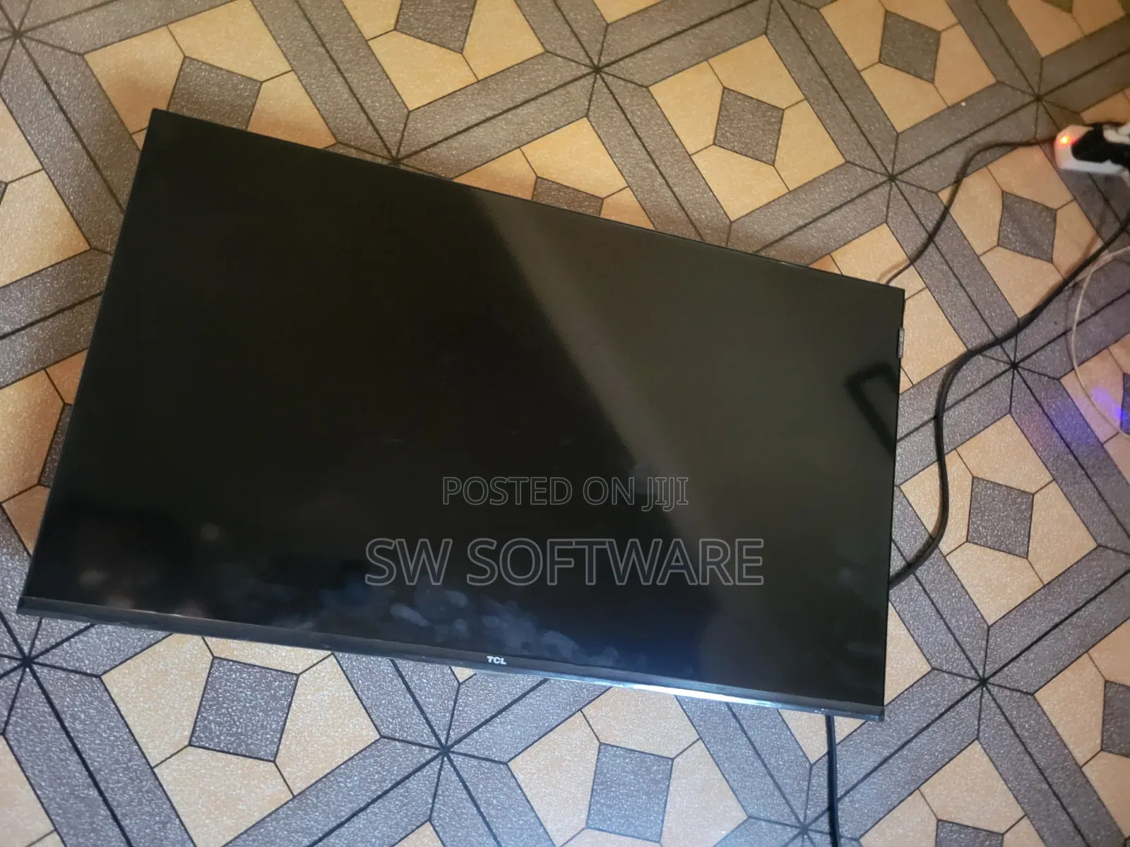 TCL Smart TV 32inch Still in Good Condition