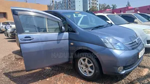 Toyota ISIS 2009