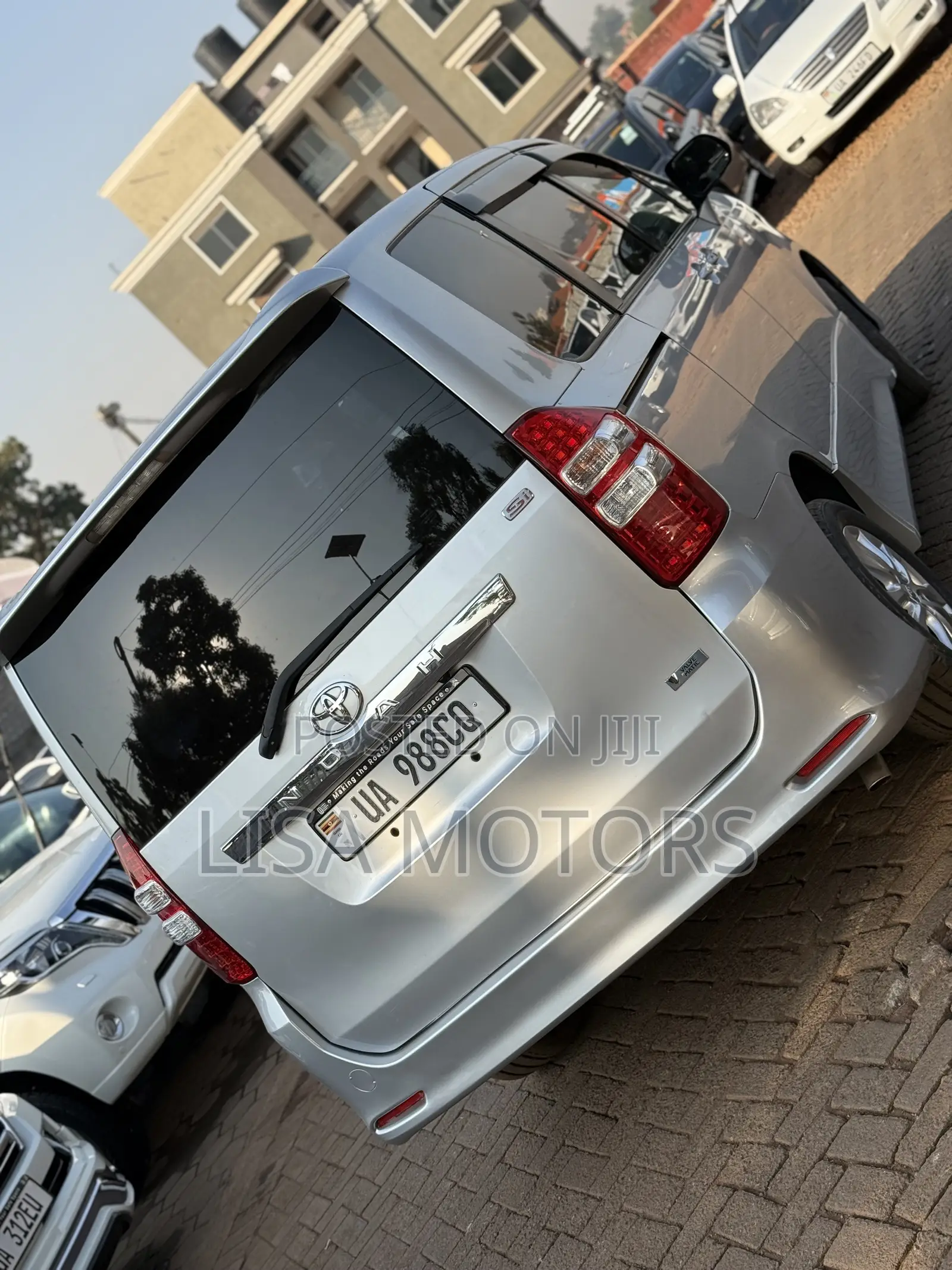 Toyota Noah 2.0 143hp AWD (8 Seater) 2010 Silver