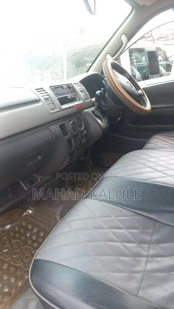 Toyota HiAce 2010 White