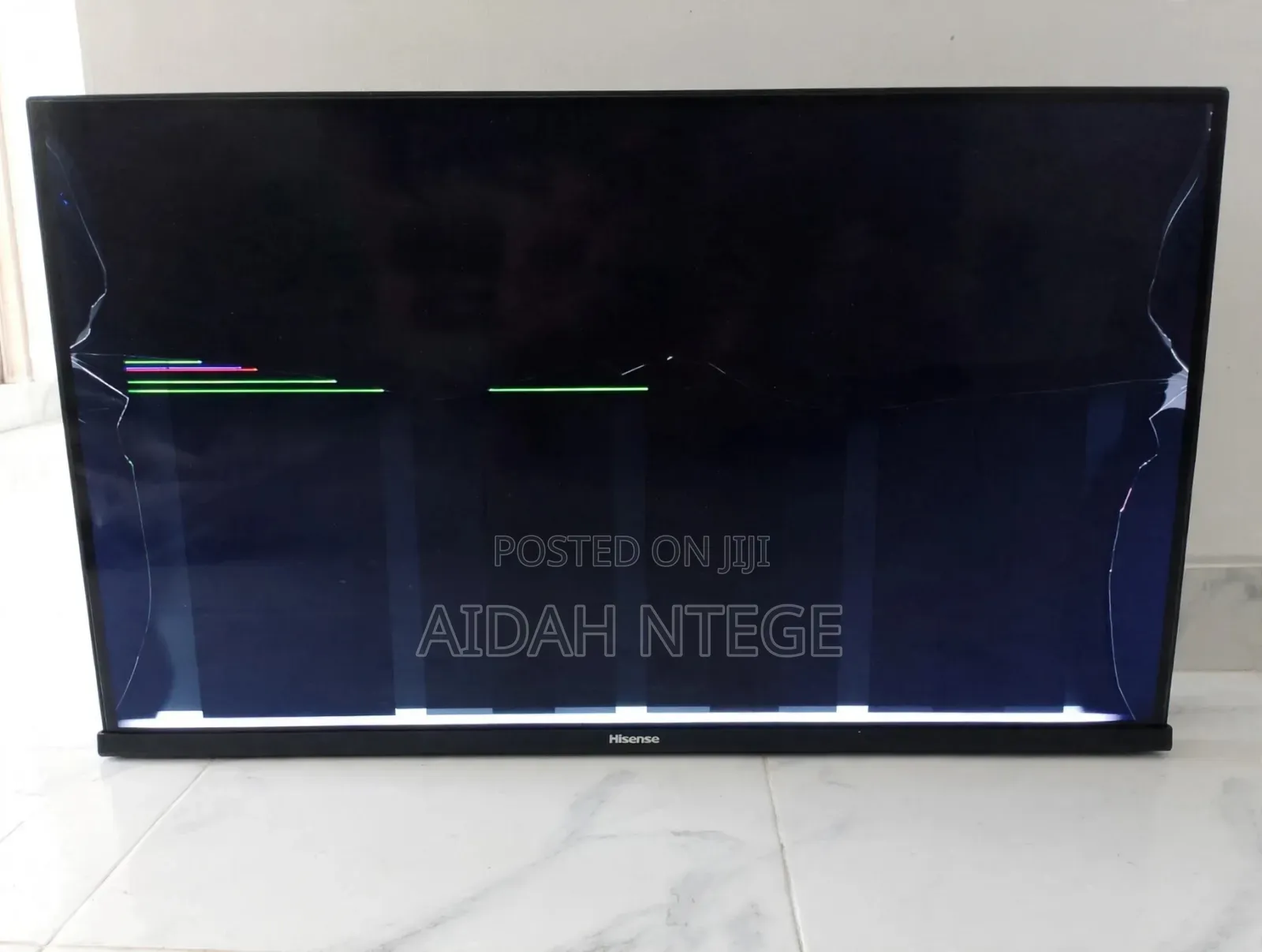 Hisense 32" Smart TV 32A3KS - Cracked Screen for Parts