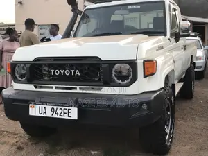 Toyota Hilux 2025 White