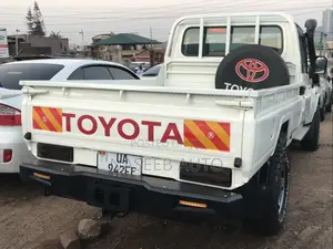Toyota Hilux 2025 White