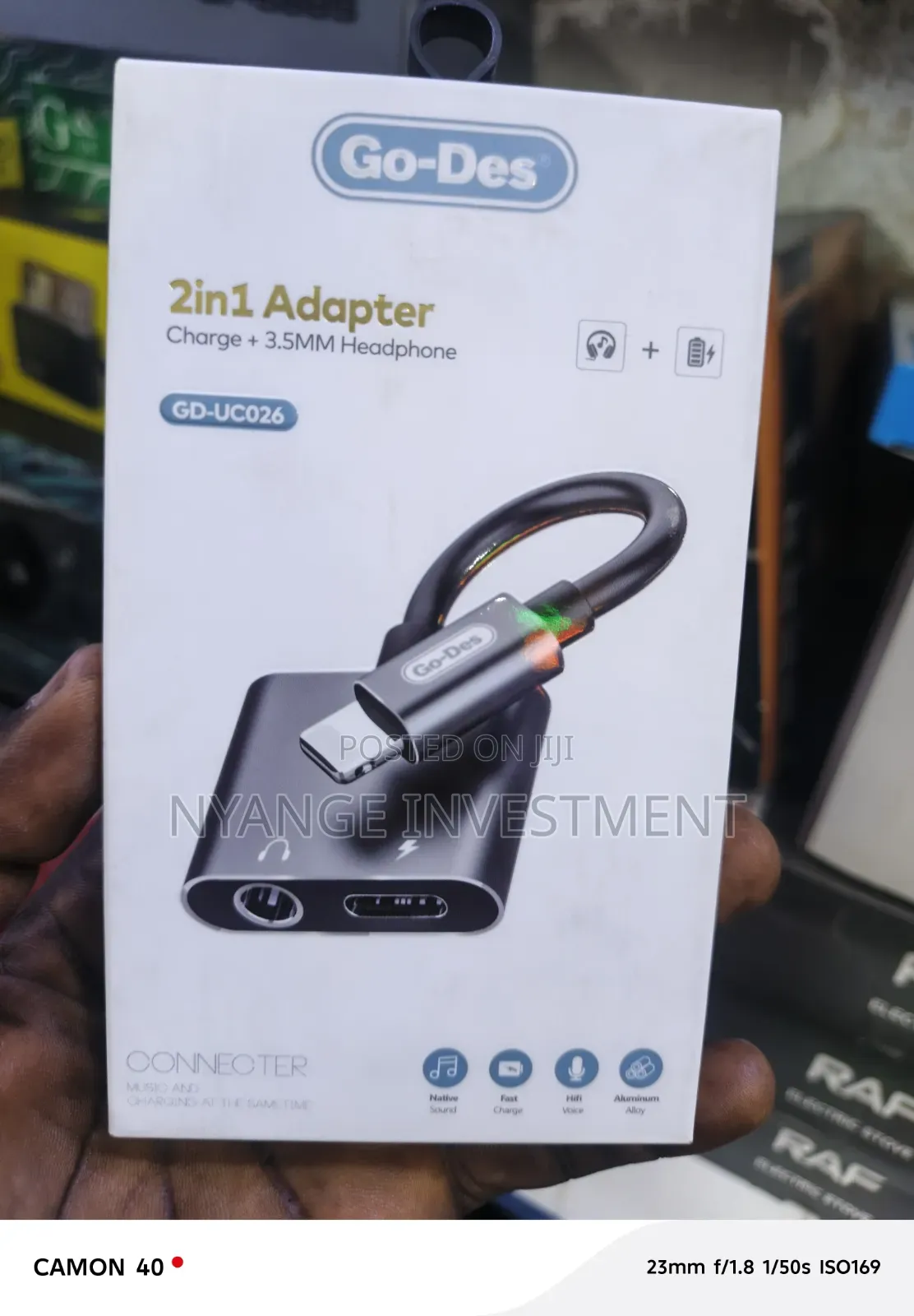 Go-Des 2-in-1 Adapter Lightning Connector Splitting Into a 3.5mm