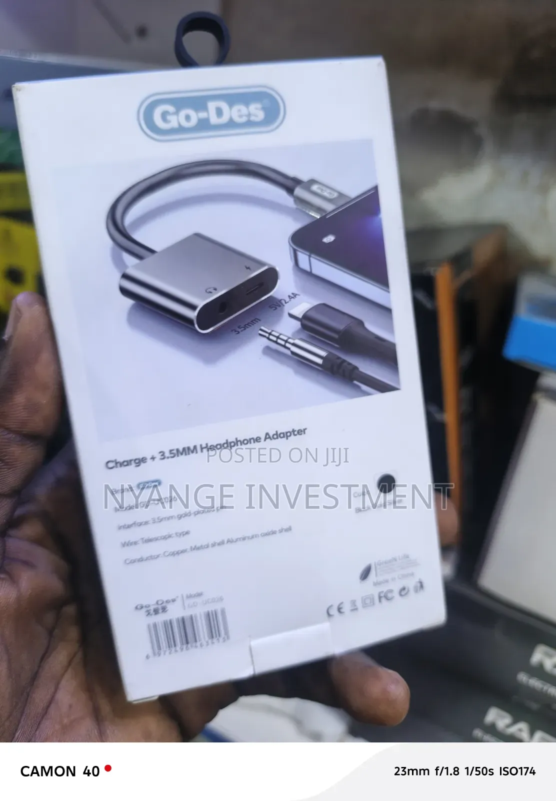Go-Des 2-in-1 Adapter Lightning Connector Splitting Into a 3.5mm