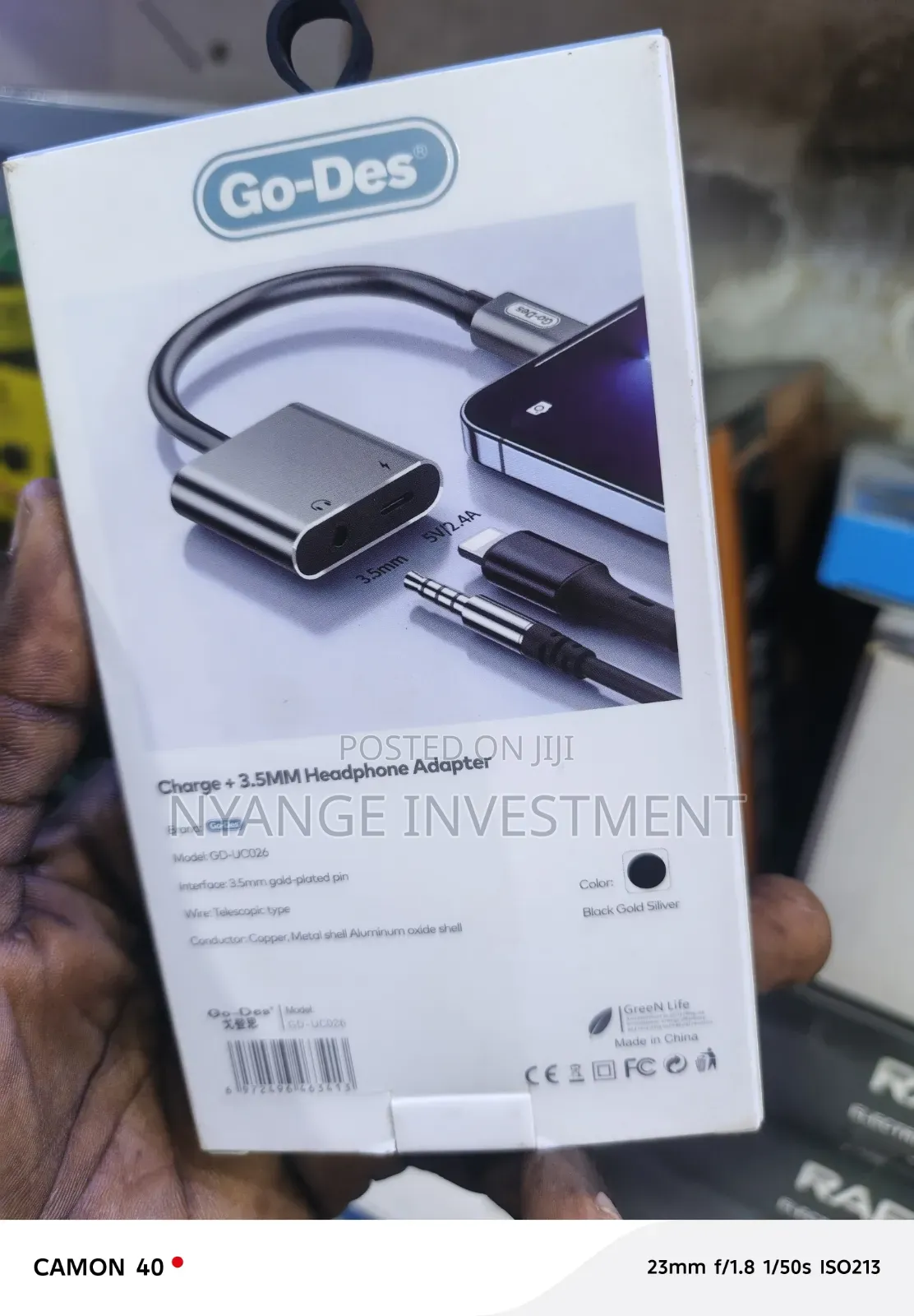 Go-Des 2-in-1 Adapter Lightning Connector Splitting Into a 3.5mm