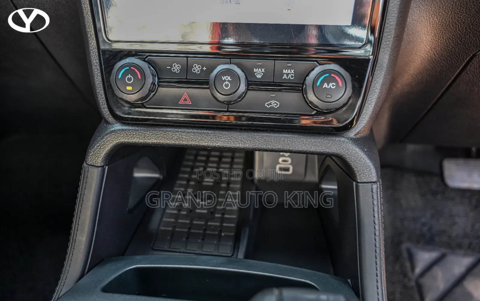 Ford E-150 2018 Silver