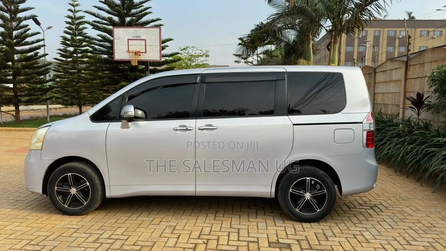 Toyota Noah 2.0 143hp FWD (8 Seater) 2011 Blue