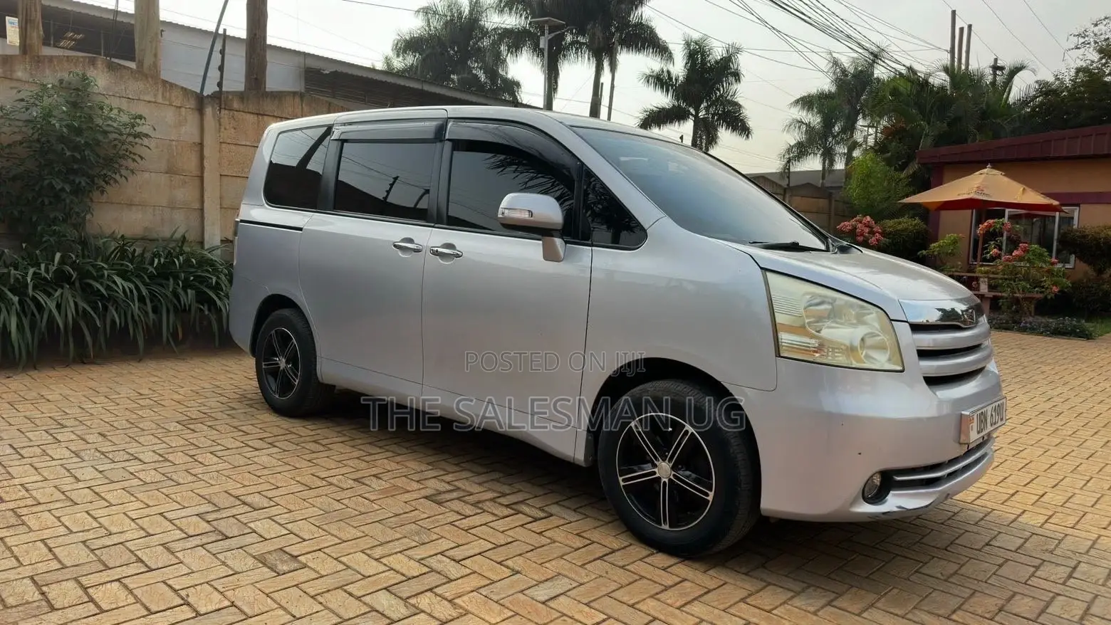 Toyota Noah 2.0 143hp FWD (8 Seater) 2011 Blue