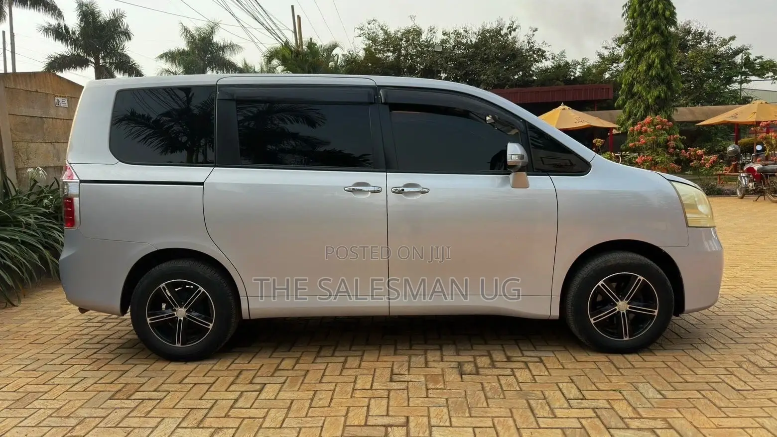 Toyota Noah 2.0 143hp FWD (8 Seater) 2011 Blue